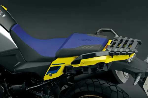 Dettaglio della sella bicolore blu e nera di una moto adventure, con portapacchi posteriore. L'altezza sella moto è ideale per il fuoristrada.